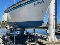 25 ft sloop sailboat sitting on a cradle