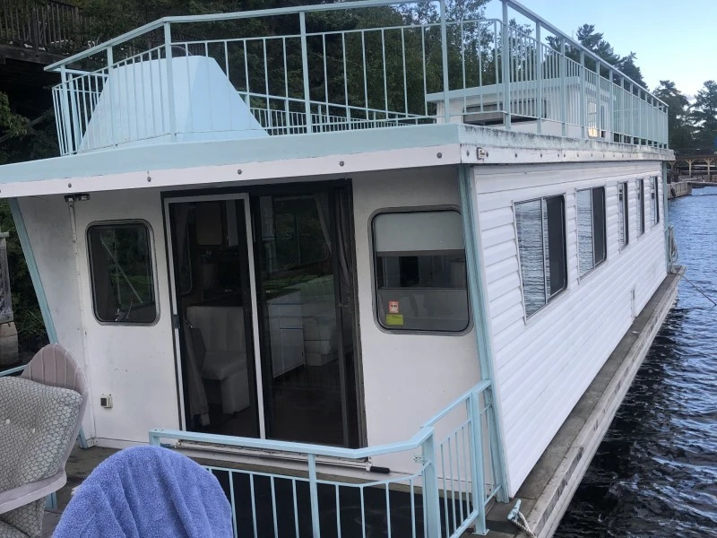 Houseboat 42 ft Three Bouys 12 ft beam