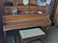 Willis Montreal - console/studio piano