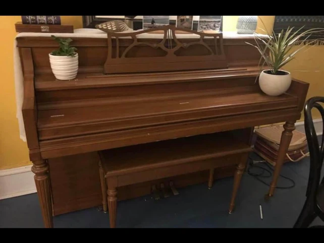 Console upright piano