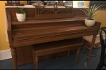 Console upright piano