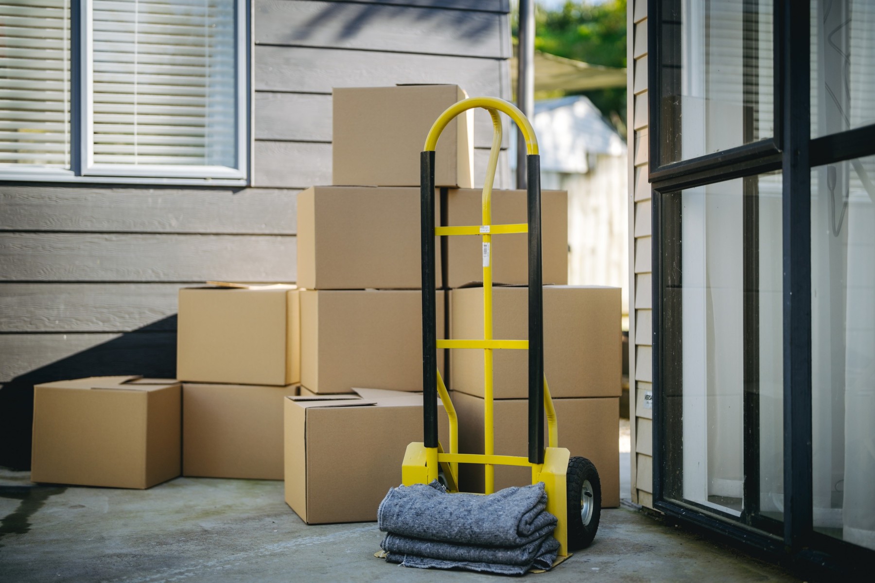 Hand Truck vs. Moving Dolly Which One for Your Next Move?